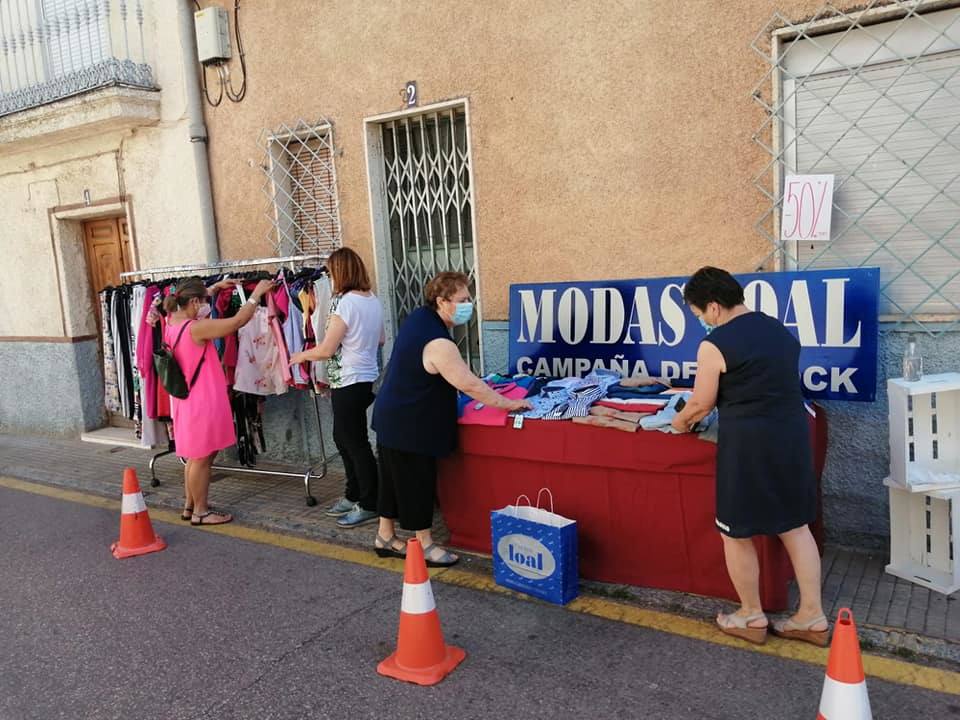 El comercio de Miajadas saca las rebajas a la calle