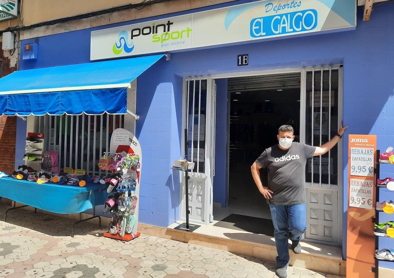 Puesto al aire libre de la conocida empresa miajadeña 'Deportes EL GALGO' 