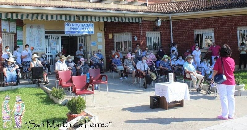 Mayores, trabajadores, Hermanas, el párroco Agustín Cornejo y la concejala Teresa Gil 