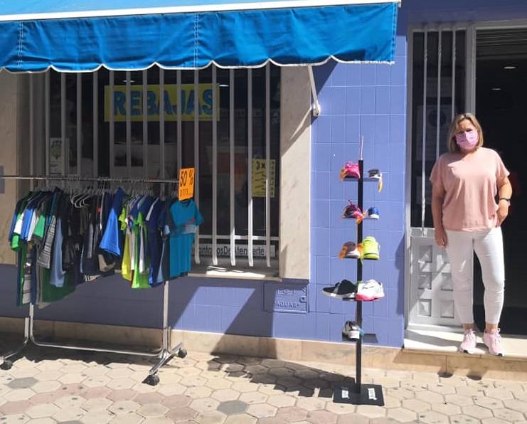 Los comerciantes de Miajadas, apoyados por ACOMIC y el Ayuntamiento, han decidido innovar este verano y se han lanzado a la calle para acercar el producto al cliente con ofertas y descuentos y así fomentar las ventas, de forma que salgan todos ganando. Una serie de empresas participan las mañanas de los martes, mientras que otras lo hacen los jueves, para no producir aglomeraciones en la calle. Un gran reclamo para vendedores y compradores, que dan vida a las calles de la localidad. 