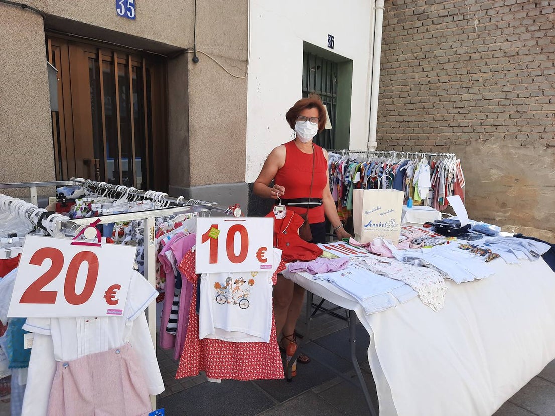 Los comerciantes de Miajadas, apoyados por ACOMIC y el Ayuntamiento, han decidido innovar este verano y se han lanzado a la calle para acercar el producto al cliente con ofertas y descuentos y así fomentar las ventas, de forma que salgan todos ganando. Una serie de empresas participan las mañanas de los martes, mientras que otras lo hacen los jueves, para no producir aglomeraciones en la calle. Un gran reclamo para vendedores y compradores, que dan vida a las calles de la localidad. 