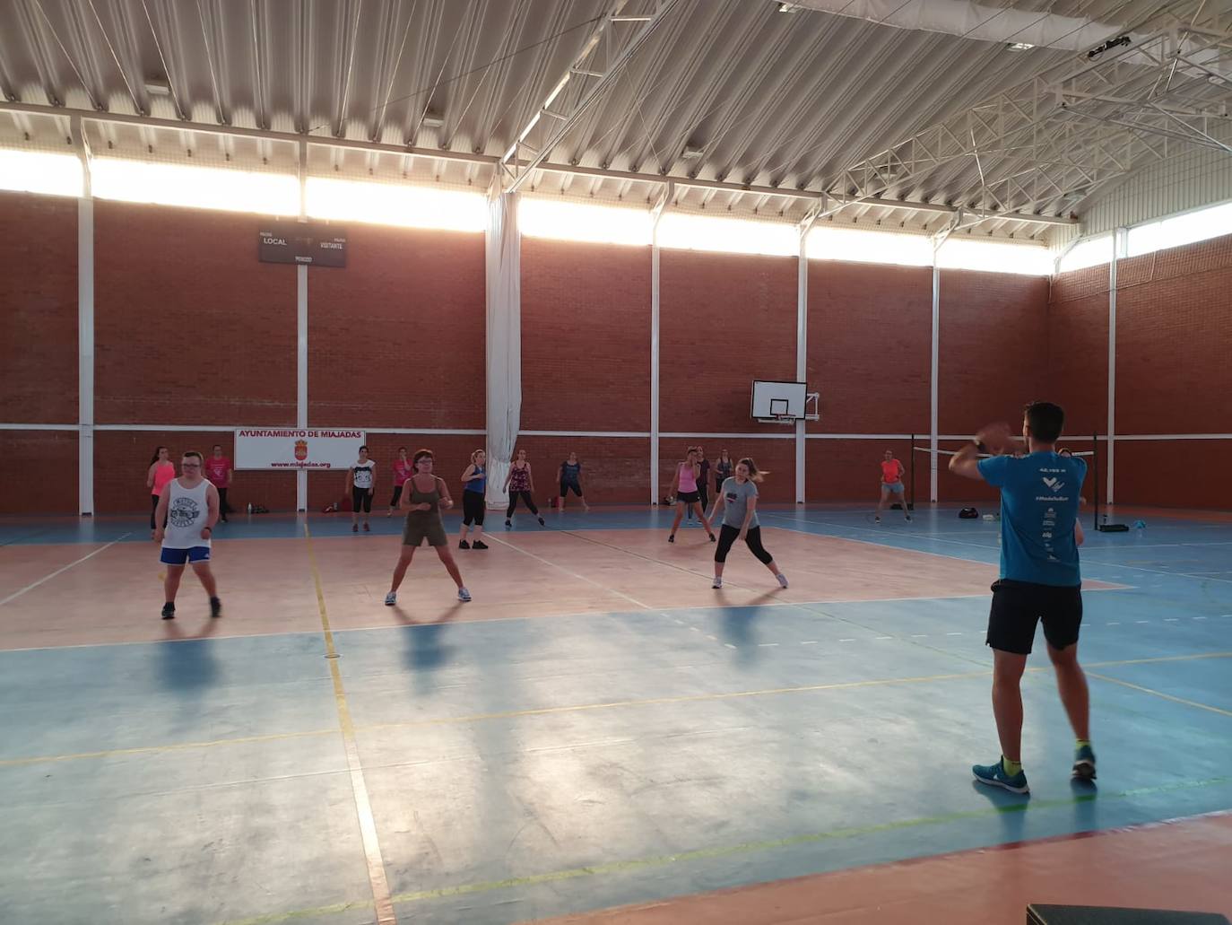 Clase de cardio music en el Pabellón Municipal de Miajadas 