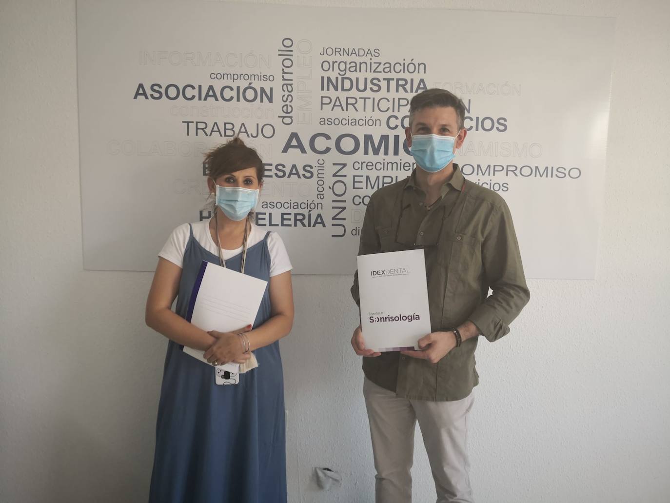 Raquel Sánchez, presidenta de ACOMIC, y Jaime de la Iglesia, Idex Dental, en la firma del convenio 
