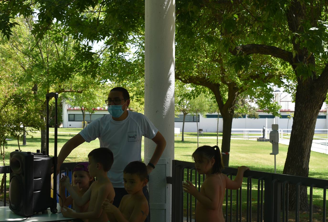 Los niños y niñas de la Escuela de Verano Cultural y Deportiva no paran en toda la mañana. Cada día realizan actividades deportivas, como jugar a los bolos, lanzar el frisbee, ejercicios de psicomotricidad,… o hacen manualidades para aprender historia, como el taller 'Crea tu dinosaurio', collares prehistóricos, huesos y disfraces neandertales, gorros con forma de dinosaurio, brazaletes y cruces de la época egipcia,… Los monitores también les organizan gymkanas y Juegos Olímpicos con tiros de anillas, salto de obstáculos, las conocidas como 'Pruebas de Hércules', carreras,… Además, han podido paliar el calor gracias a que han habilitado la piscina pequeña para ellos, debido a las altas temperaturas que está sufriendo la región. 