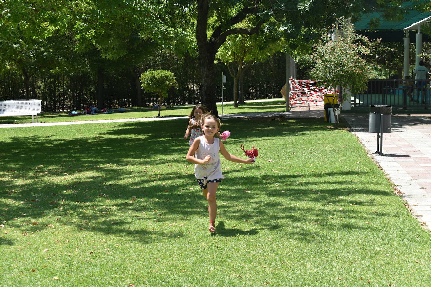Los niños y niñas de la Escuela de Verano Cultural y Deportiva no paran en toda la mañana. Cada día realizan actividades deportivas, como jugar a los bolos, lanzar el frisbee, ejercicios de psicomotricidad,… o hacen manualidades para aprender historia, como el taller 'Crea tu dinosaurio', collares prehistóricos, huesos y disfraces neandertales, gorros con forma de dinosaurio, brazaletes y cruces de la época egipcia,… Los monitores también les organizan gymkanas y Juegos Olímpicos con tiros de anillas, salto de obstáculos, las conocidas como 'Pruebas de Hércules', carreras,… Además, han podido paliar el calor gracias a que han habilitado la piscina pequeña para ellos, debido a las altas temperaturas que está sufriendo la región. 