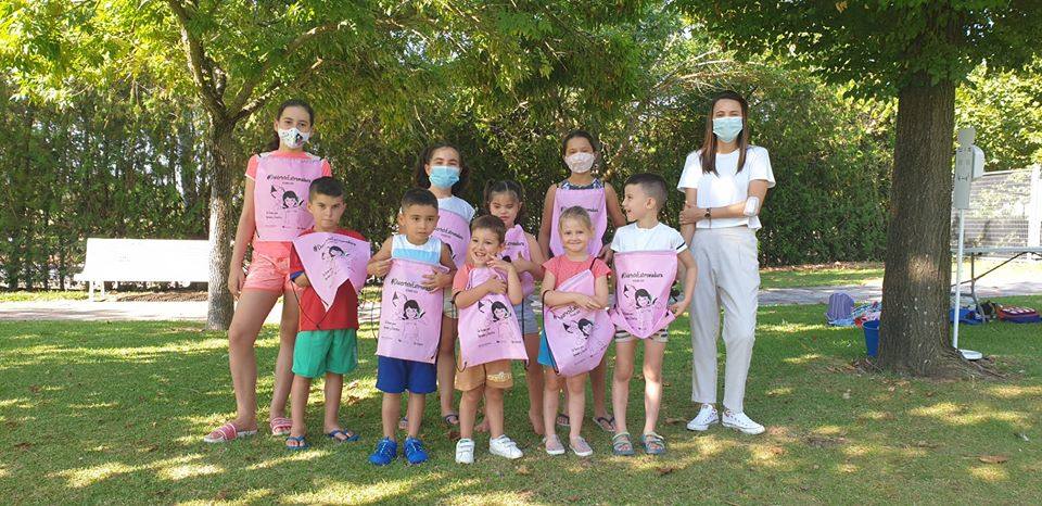 Los niños y niñas de la Escuela de Verano Cultural y Deportiva no paran en toda la mañana. Cada día realizan actividades deportivas, como jugar a los bolos, lanzar el frisbee, ejercicios de psicomotricidad,… o hacen manualidades para aprender historia, como el taller 'Crea tu dinosaurio', collares prehistóricos, huesos y disfraces neandertales, gorros con forma de dinosaurio, brazaletes y cruces de la época egipcia,… Los monitores también les organizan gymkanas y Juegos Olímpicos con tiros de anillas, salto de obstáculos, las conocidas como 'Pruebas de Hércules', carreras,… Además, han podido paliar el calor gracias a que han habilitado la piscina pequeña para ellos, debido a las altas temperaturas que está sufriendo la región. 