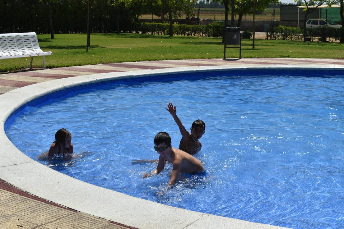 Los niños y niñas de la Escuela de Verano Cultural y Deportiva no paran en toda la mañana. Cada día realizan actividades deportivas, como jugar a los bolos, lanzar el frisbee, ejercicios de psicomotricidad,… o hacen manualidades para aprender historia, como el taller 'Crea tu dinosaurio', collares prehistóricos, huesos y disfraces neandertales, gorros con forma de dinosaurio, brazaletes y cruces de la época egipcia,… Los monitores también les organizan gymkanas y Juegos Olímpicos con tiros de anillas, salto de obstáculos, las conocidas como 'Pruebas de Hércules', carreras,… Además, han podido paliar el calor gracias a que han habilitado la piscina pequeña para ellos, debido a las altas temperaturas que está sufriendo la región. 