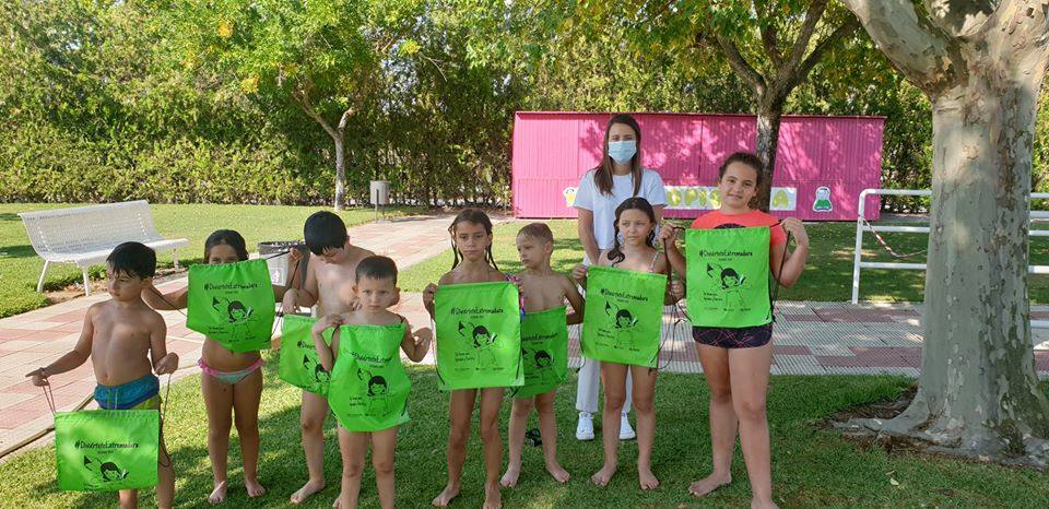 Los niños y niñas de la Escuela de Verano Cultural y Deportiva no paran en toda la mañana. Cada día realizan actividades deportivas, como jugar a los bolos, lanzar el frisbee, ejercicios de psicomotricidad,… o hacen manualidades para aprender historia, como el taller 'Crea tu dinosaurio', collares prehistóricos, huesos y disfraces neandertales, gorros con forma de dinosaurio, brazaletes y cruces de la época egipcia,… Los monitores también les organizan gymkanas y Juegos Olímpicos con tiros de anillas, salto de obstáculos, las conocidas como 'Pruebas de Hércules', carreras,… Además, han podido paliar el calor gracias a que han habilitado la piscina pequeña para ellos, debido a las altas temperaturas que está sufriendo la región. 