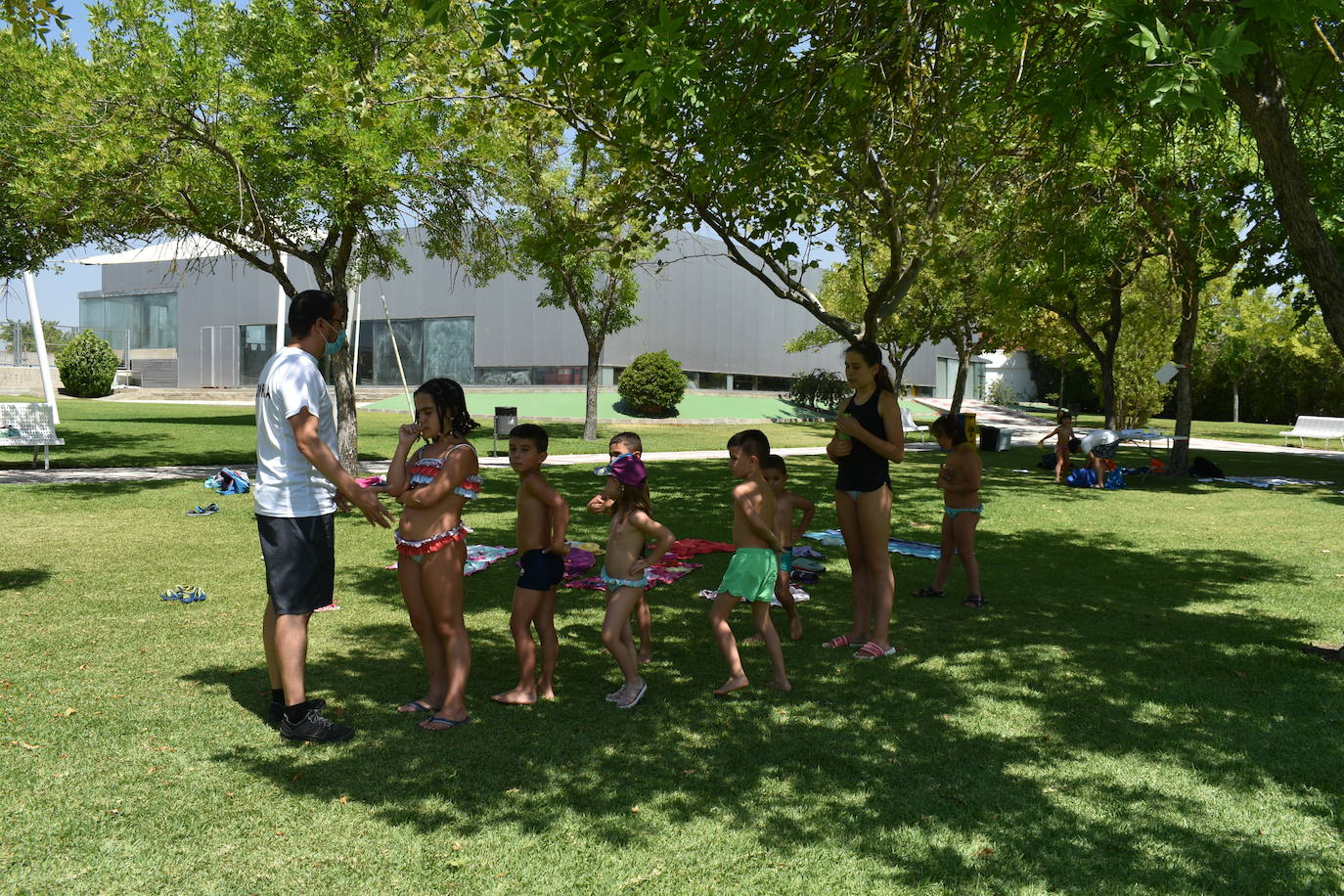Los niños y niñas de la Escuela de Verano Cultural y Deportiva no paran en toda la mañana. Cada día realizan actividades deportivas, como jugar a los bolos, lanzar el frisbee, ejercicios de psicomotricidad,… o hacen manualidades para aprender historia, como el taller 'Crea tu dinosaurio', collares prehistóricos, huesos y disfraces neandertales, gorros con forma de dinosaurio, brazaletes y cruces de la época egipcia,… Los monitores también les organizan gymkanas y Juegos Olímpicos con tiros de anillas, salto de obstáculos, las conocidas como 'Pruebas de Hércules', carreras,… Además, han podido paliar el calor gracias a que han habilitado la piscina pequeña para ellos, debido a las altas temperaturas que está sufriendo la región. 