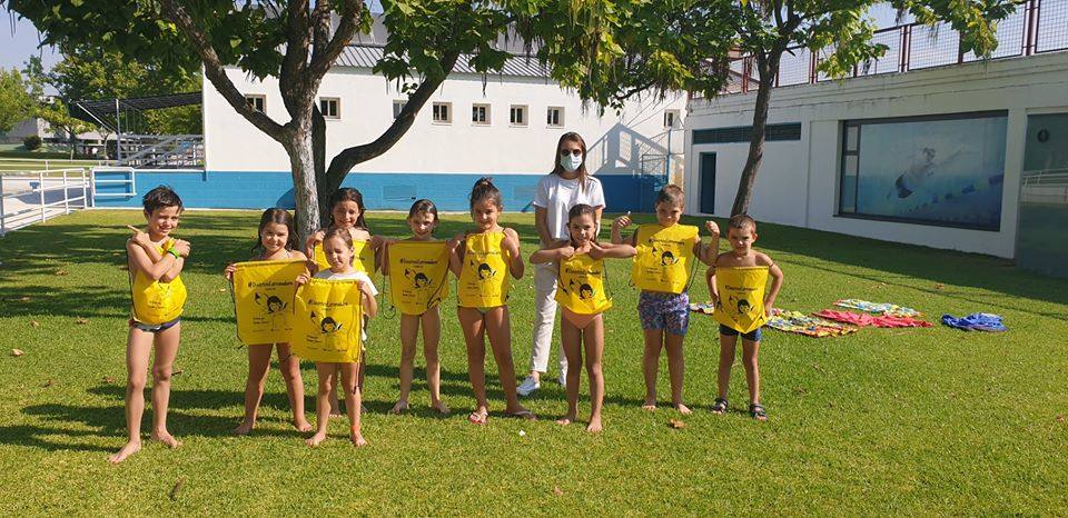 Los niños y niñas de la Escuela de Verano Cultural y Deportiva no paran en toda la mañana. Cada día realizan actividades deportivas, como jugar a los bolos, lanzar el frisbee, ejercicios de psicomotricidad,… o hacen manualidades para aprender historia, como el taller 'Crea tu dinosaurio', collares prehistóricos, huesos y disfraces neandertales, gorros con forma de dinosaurio, brazaletes y cruces de la época egipcia,… Los monitores también les organizan gymkanas y Juegos Olímpicos con tiros de anillas, salto de obstáculos, las conocidas como 'Pruebas de Hércules', carreras,… Además, han podido paliar el calor gracias a que han habilitado la piscina pequeña para ellos, debido a las altas temperaturas que está sufriendo la región. 