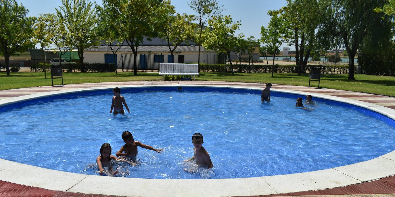 Los niños y niñas de la Escuela de Verano Cultural y Deportiva no paran en toda la mañana. Cada día realizan actividades deportivas, como jugar a los bolos, lanzar el frisbee, ejercicios de psicomotricidad,… o hacen manualidades para aprender historia, como el taller 'Crea tu dinosaurio', collares prehistóricos, huesos y disfraces neandertales, gorros con forma de dinosaurio, brazaletes y cruces de la época egipcia,… Los monitores también les organizan gymkanas y Juegos Olímpicos con tiros de anillas, salto de obstáculos, las conocidas como 'Pruebas de Hércules', carreras,… Además, han podido paliar el calor gracias a que han habilitado la piscina pequeña para ellos, debido a las altas temperaturas que está sufriendo la región. 