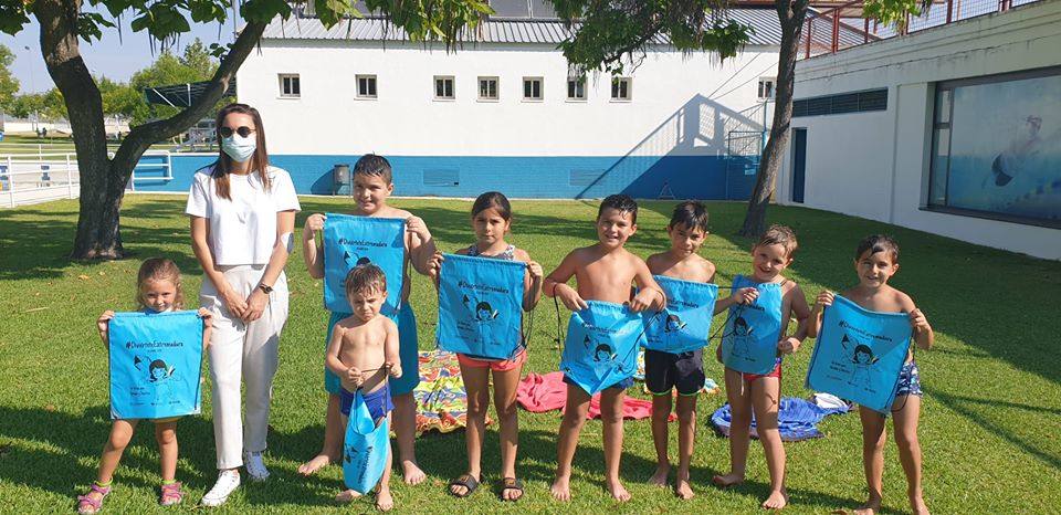 Los niños y niñas de la Escuela de Verano Cultural y Deportiva no paran en toda la mañana. Cada día realizan actividades deportivas, como jugar a los bolos, lanzar el frisbee, ejercicios de psicomotricidad,… o hacen manualidades para aprender historia, como el taller 'Crea tu dinosaurio', collares prehistóricos, huesos y disfraces neandertales, gorros con forma de dinosaurio, brazaletes y cruces de la época egipcia,… Los monitores también les organizan gymkanas y Juegos Olímpicos con tiros de anillas, salto de obstáculos, las conocidas como 'Pruebas de Hércules', carreras,… Además, han podido paliar el calor gracias a que han habilitado la piscina pequeña para ellos, debido a las altas temperaturas que está sufriendo la región. 