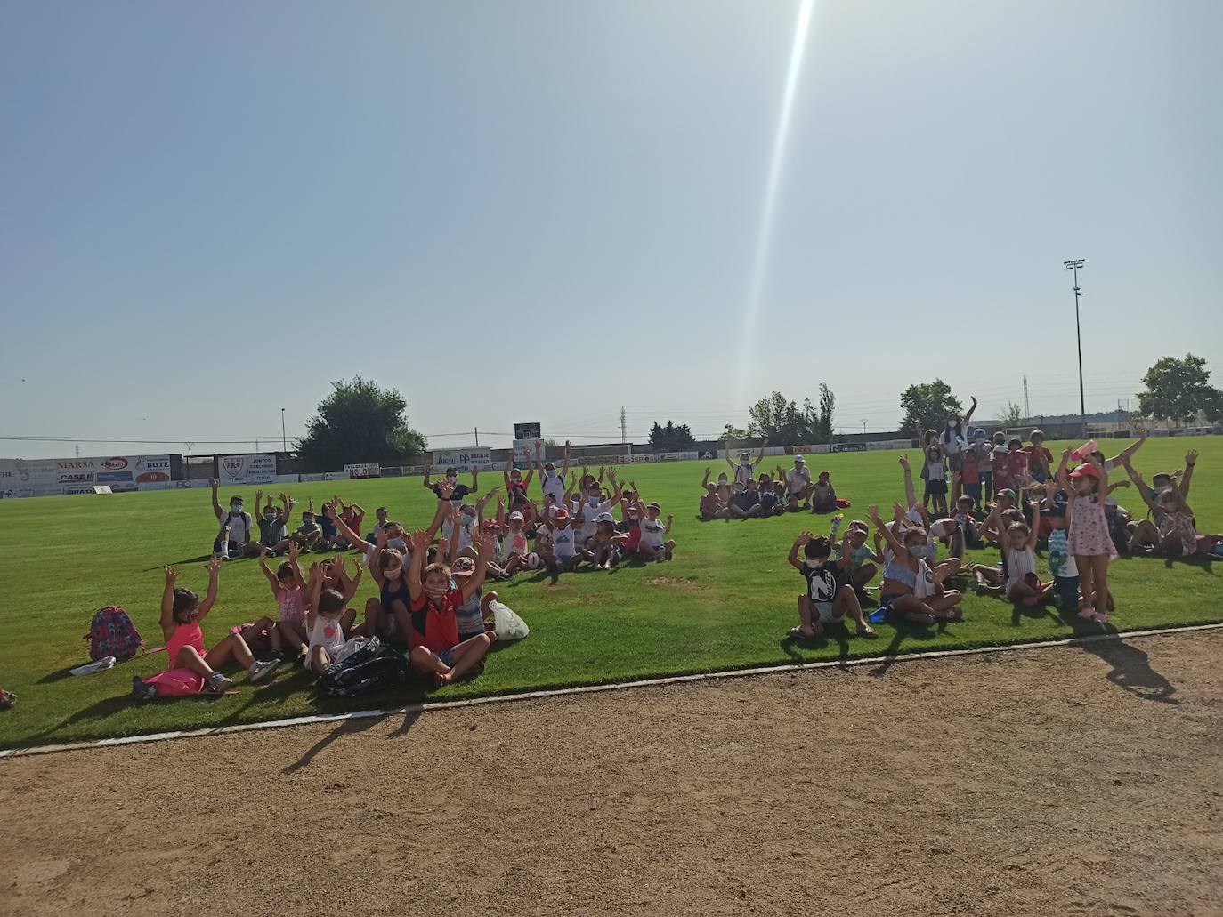 Los alumnos en el Estadio Municipal antes de comenzar la función 