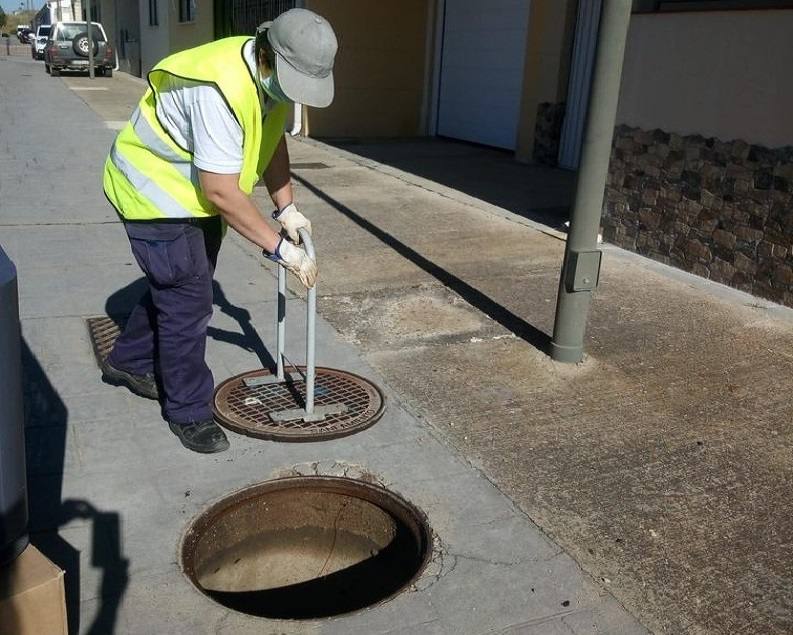 El tratamiento se aplica en el alcantarillado, por lo que los vecinos deben tapar entradas en casa 
