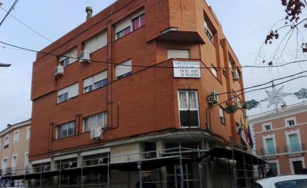 El andamio en la parte baja del edificio lleva mucho tiempo instalado 