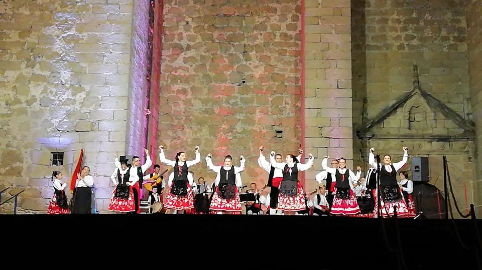 Festival de Folklore en el pórtico de la Iglesia de Santiago, Fiestas agosto 2018 Miajadas 