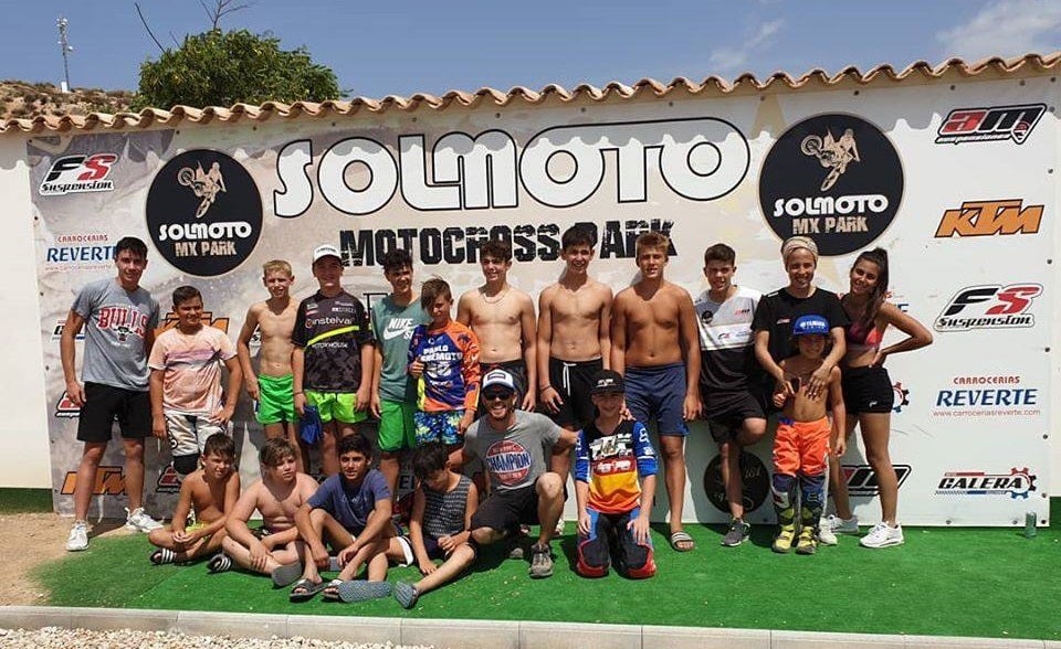 Samuel Tapia (abajo dcha.) con los demás compañeros de la escuela 