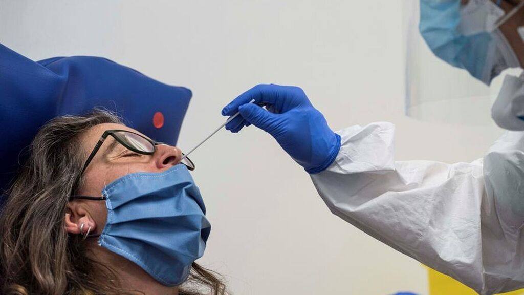 Una sanitaria realiza una PCR 