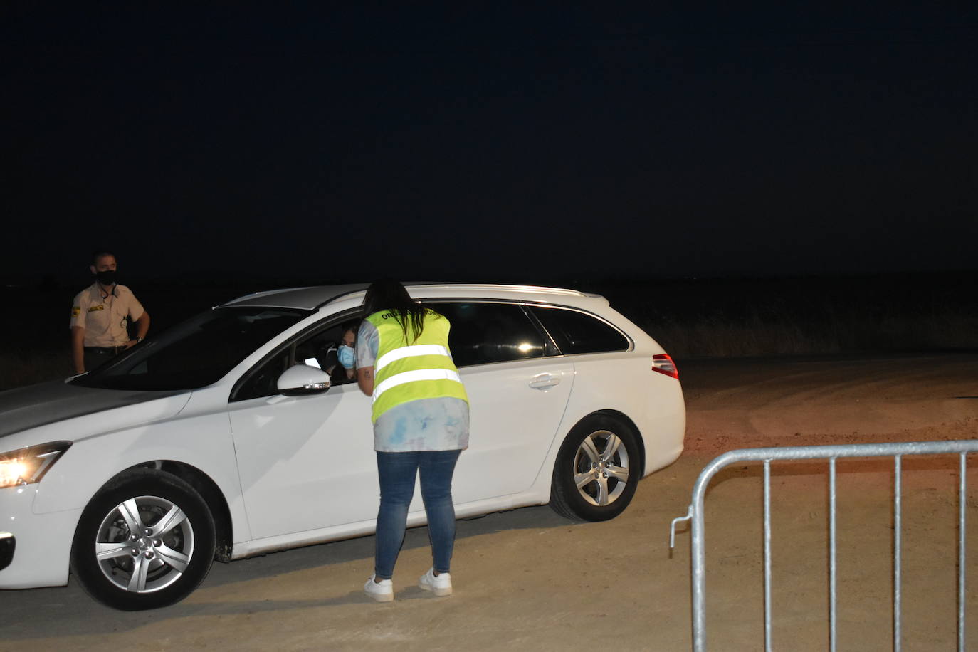 El autocine de Miajadas, impulsado para ofrecer una alternativa de ocio durante este atípico verano, ha resultado ser finalmente un éxito para los espectadores que se han acercado a conocerlo.