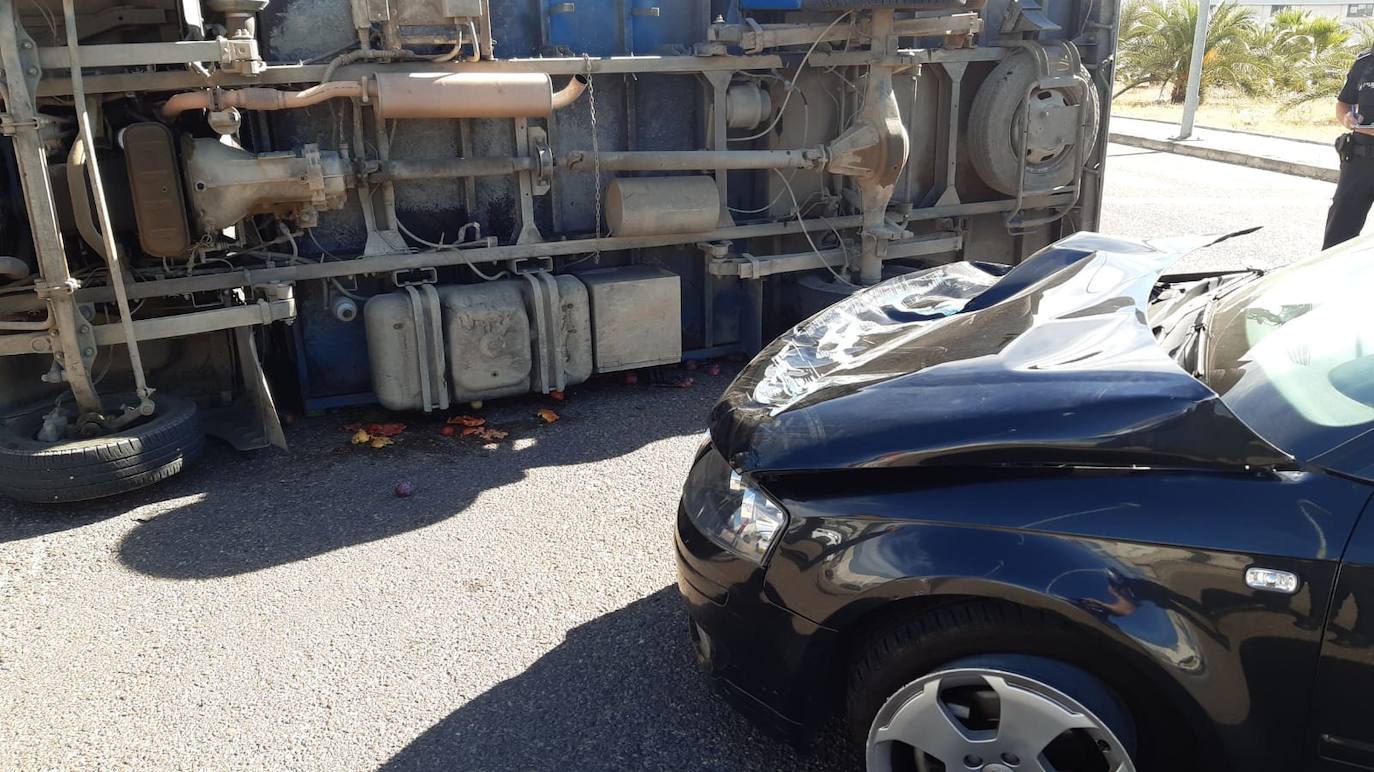 El camión ha volcado y el coche ha sufrido daños en la parte delantera 