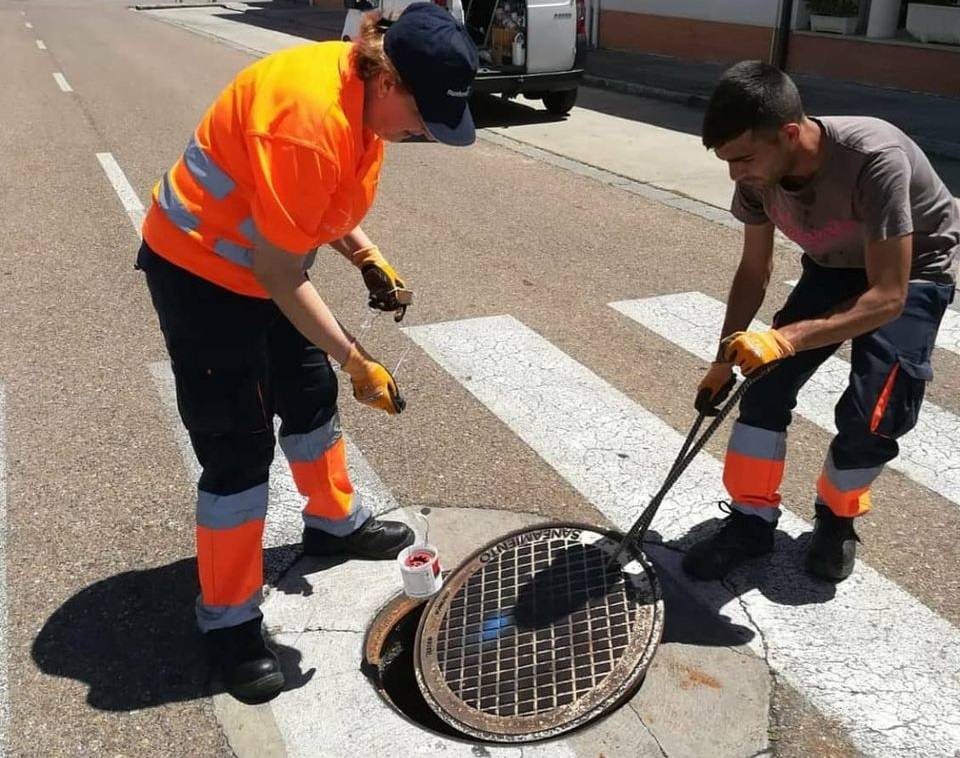 Los tratamientos se llevan a cabo por nebulización en la red de alcantarillado. Foto de archivo 