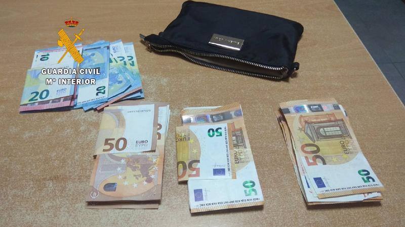 Monedero con dinero hallado por la Guardia Civil en Miajadas 