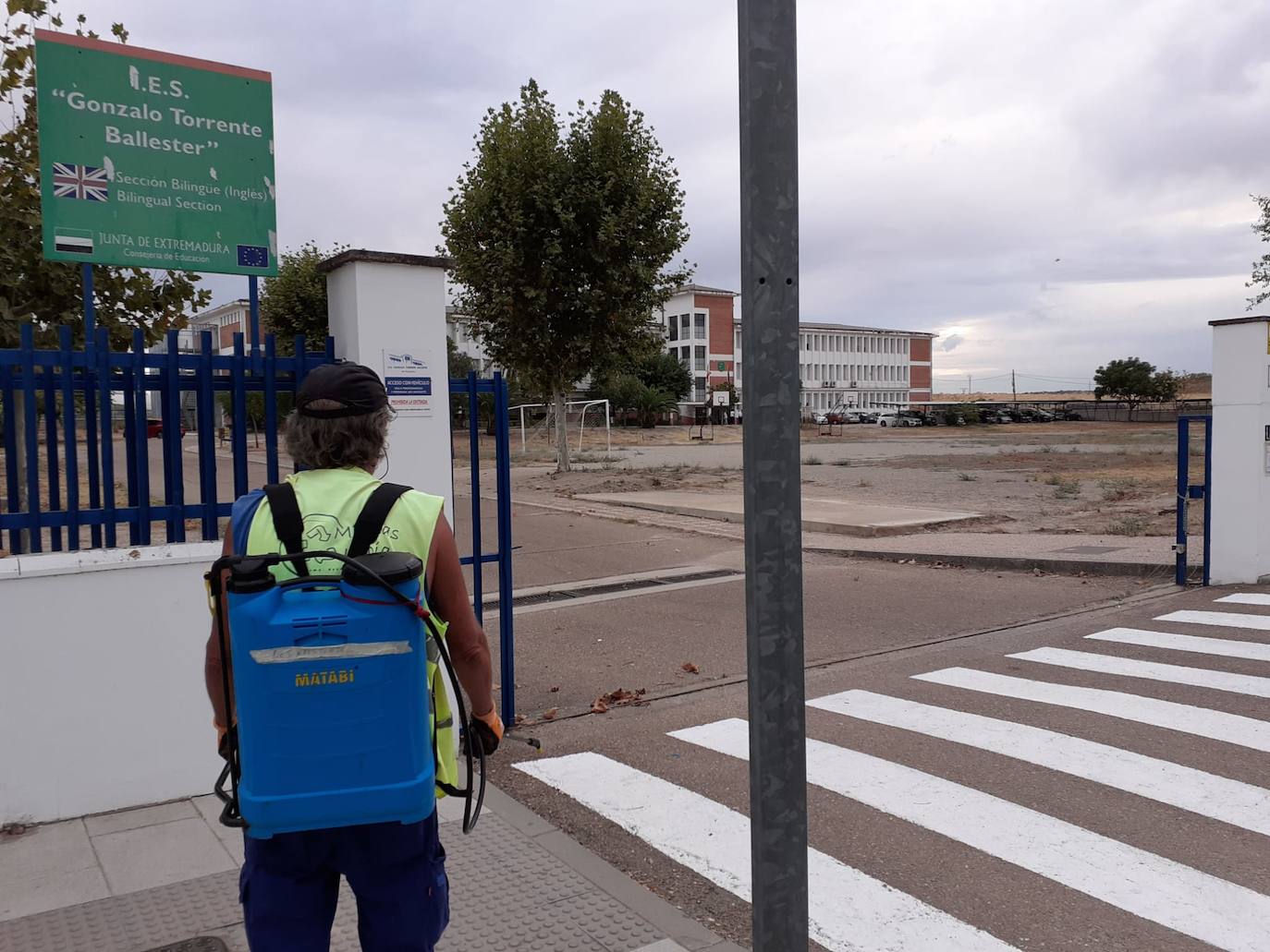 Trabajos de desinfección en la puerta del IES Gonzalo Torrente Ballester de Miajadas 