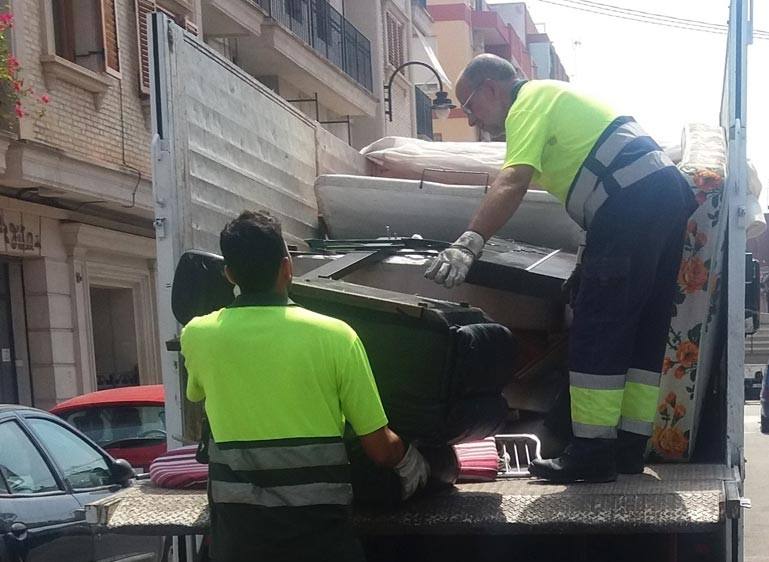 Los operarios pasarán por cada domicilio o local para recoger los objetos de gran tamaño 