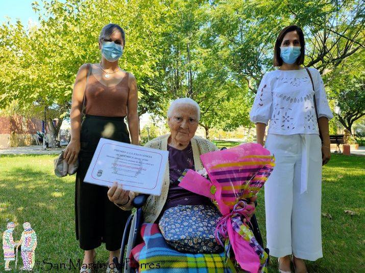 Luisa Rentero recibió el galardón de manos de Belén Cornejo e Inmaculada Serrano 