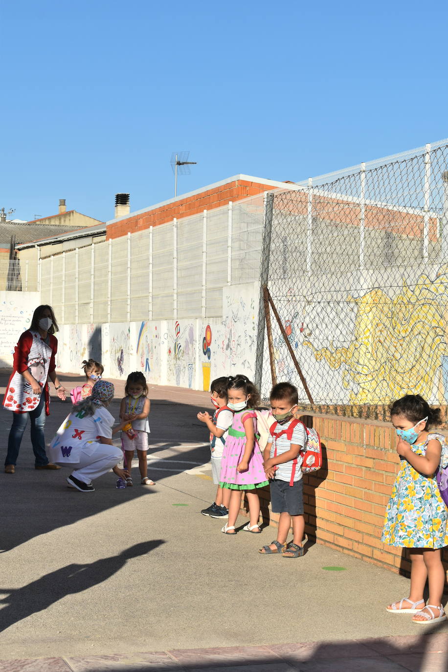 Los colegios miajadeños García Siñeriz, Nuestra Señora de Guadalupe y Sagrado Corazón de Jesús y María Inmaculada, junto con el IES Gonzalo Torrente Ballester y los centros de educación infantil, han abierto sus puertas para dar la bienvenida a sus alumnos, una bienvenida más calurosa que nunca: «Tenemos que intentarlo».