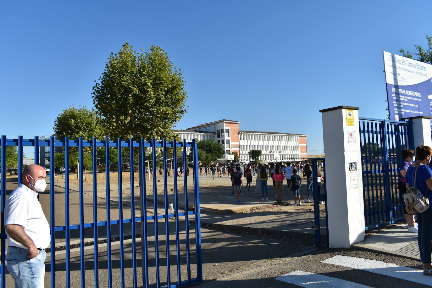 Los colegios miajadeños García Siñeriz, Nuestra Señora de Guadalupe y Sagrado Corazón de Jesús y María Inmaculada, junto con el IES Gonzalo Torrente Ballester y los centros de educación infantil, han abierto sus puertas para dar la bienvenida a sus alumnos, una bienvenida más calurosa que nunca: «Tenemos que intentarlo».