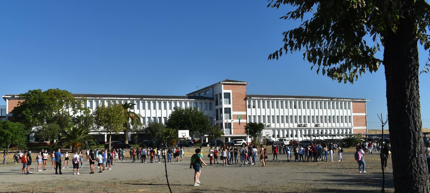 Los colegios miajadeños García Siñeriz, Nuestra Señora de Guadalupe y Sagrado Corazón de Jesús y María Inmaculada, junto con el IES Gonzalo Torrente Ballester y los centros de educación infantil, han abierto sus puertas para dar la bienvenida a sus alumnos, una bienvenida más calurosa que nunca: «Tenemos que intentarlo».