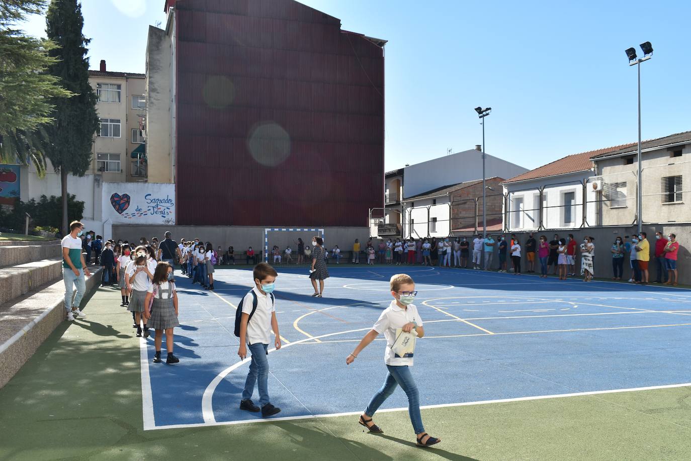 Los colegios miajadeños García Siñeriz, Nuestra Señora de Guadalupe y Sagrado Corazón de Jesús y María Inmaculada, junto con el IES Gonzalo Torrente Ballester y los centros de educación infantil, han abierto sus puertas para dar la bienvenida a sus alumnos, una bienvenida más calurosa que nunca: «Tenemos que intentarlo».