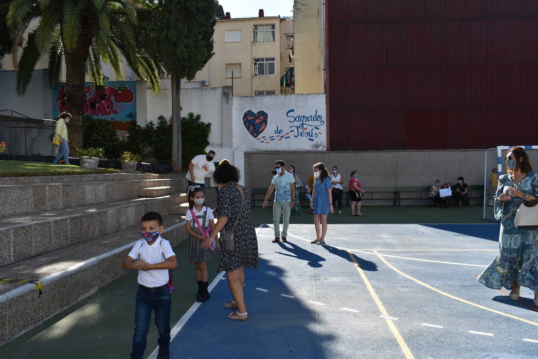 Los colegios miajadeños García Siñeriz, Nuestra Señora de Guadalupe y Sagrado Corazón de Jesús y María Inmaculada, junto con el IES Gonzalo Torrente Ballester y los centros de educación infantil, han abierto sus puertas para dar la bienvenida a sus alumnos, una bienvenida más calurosa que nunca: «Tenemos que intentarlo».