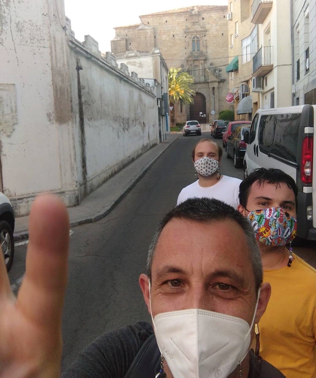 Al fondo se contempla la iglesia de Santiago 
