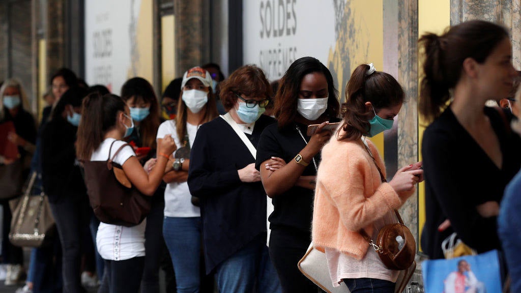 Personas haciendo cola en la calle 
