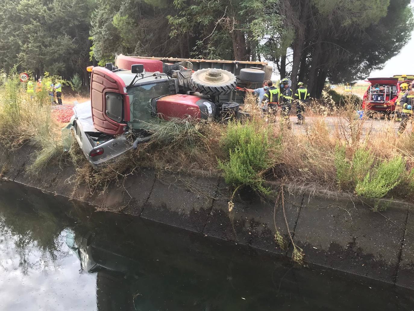 El turismo ha quedado atrapado casi a punto de caer al canal 