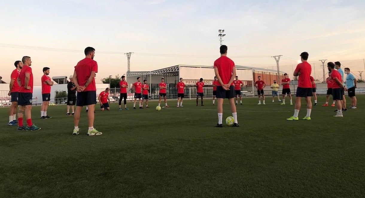 Bidaurrázaga da indicaciones a sus jugadores en uno de los primeros entrenamientos de pretemporada 