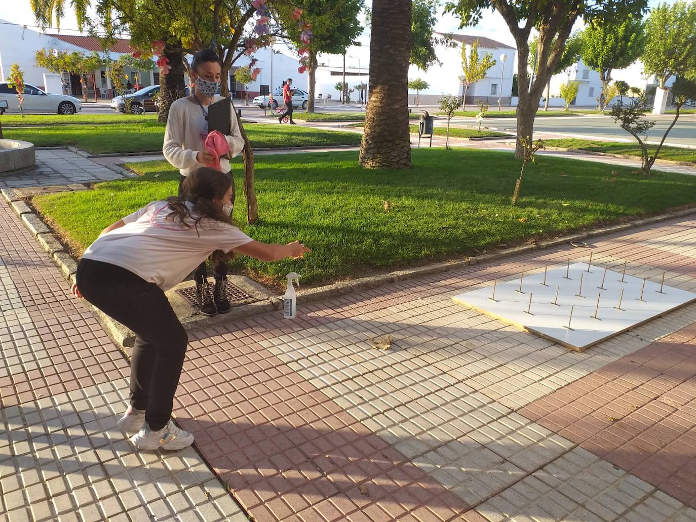 Gymkanas, juegos tradicionales, concursos de lanzamiento de anillas para pequeños y mayores, torneo de petanca y el concierto de Aurelio Gallardo han hecho que los alonseños disfruten de sus fiestas patronales de una forma diferente. 