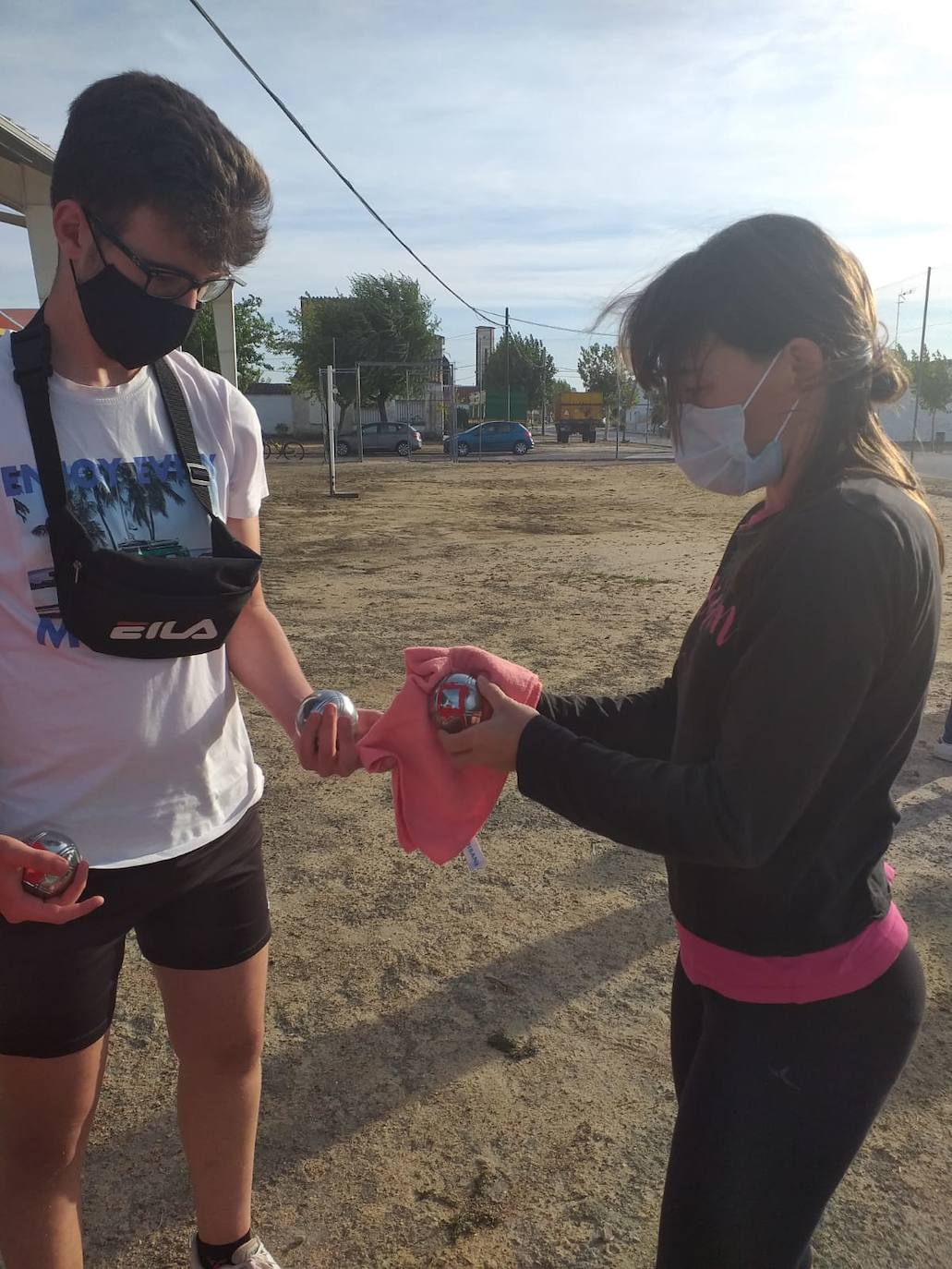 Gymkanas, juegos tradicionales, concursos de lanzamiento de anillas para pequeños y mayores, torneo de petanca y el concierto de Aurelio Gallardo han hecho que los alonseños disfruten de sus fiestas patronales de una forma diferente. 
