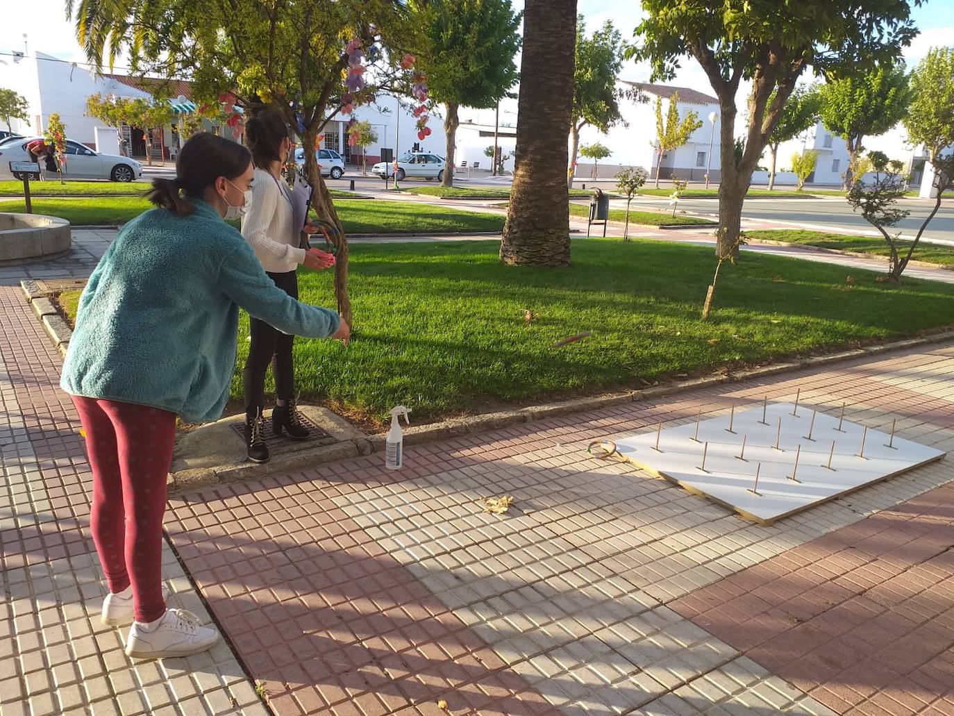 Gymkanas, juegos tradicionales, concursos de lanzamiento de anillas para pequeños y mayores, torneo de petanca y el concierto de Aurelio Gallardo han hecho que los alonseños disfruten de sus fiestas patronales de una forma diferente. 