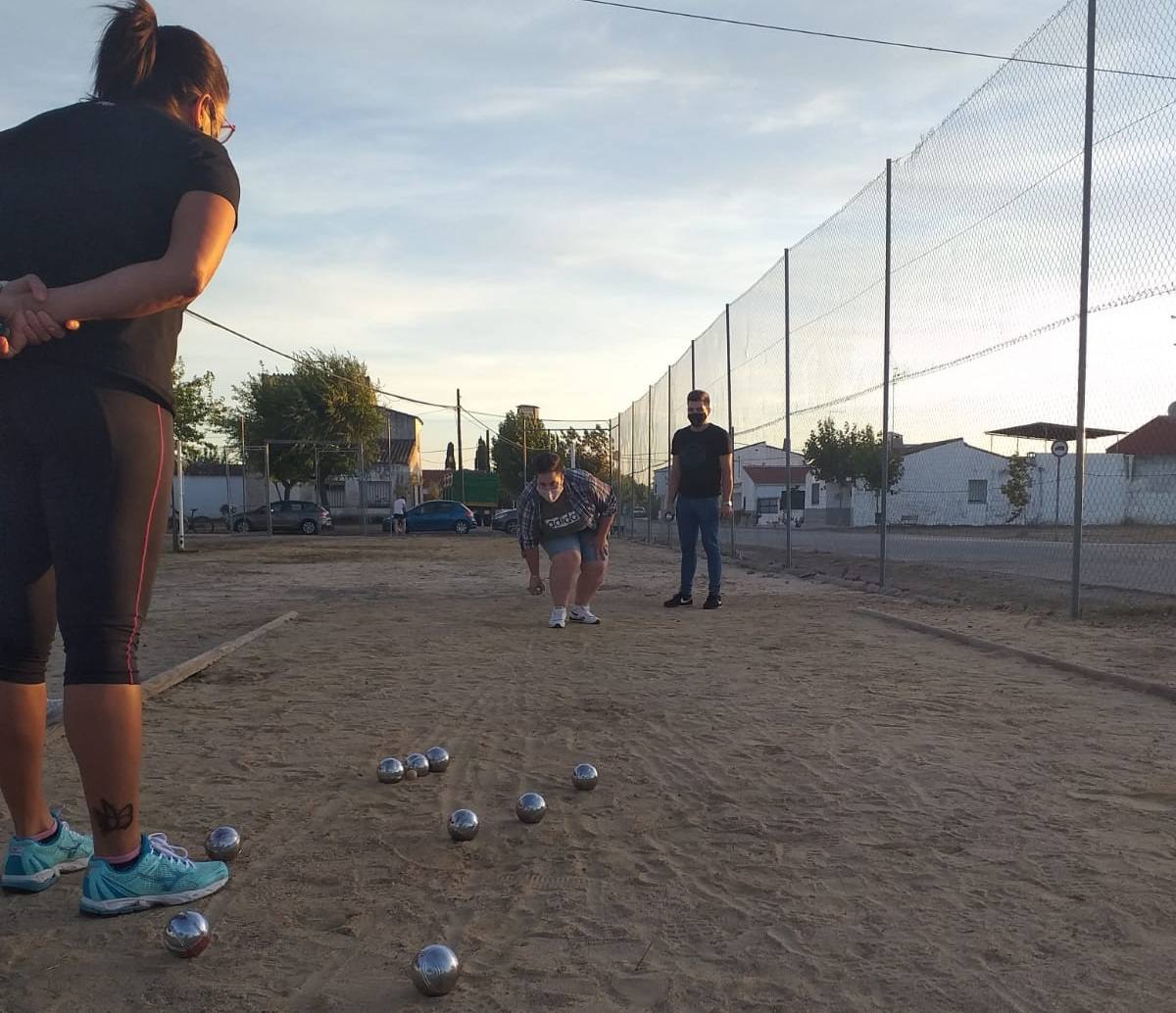 Gymkanas, juegos tradicionales, concursos de lanzamiento de anillas para pequeños y mayores, torneo de petanca y el concierto de Aurelio Gallardo han hecho que los alonseños disfruten de sus fiestas patronales de una forma diferente. 