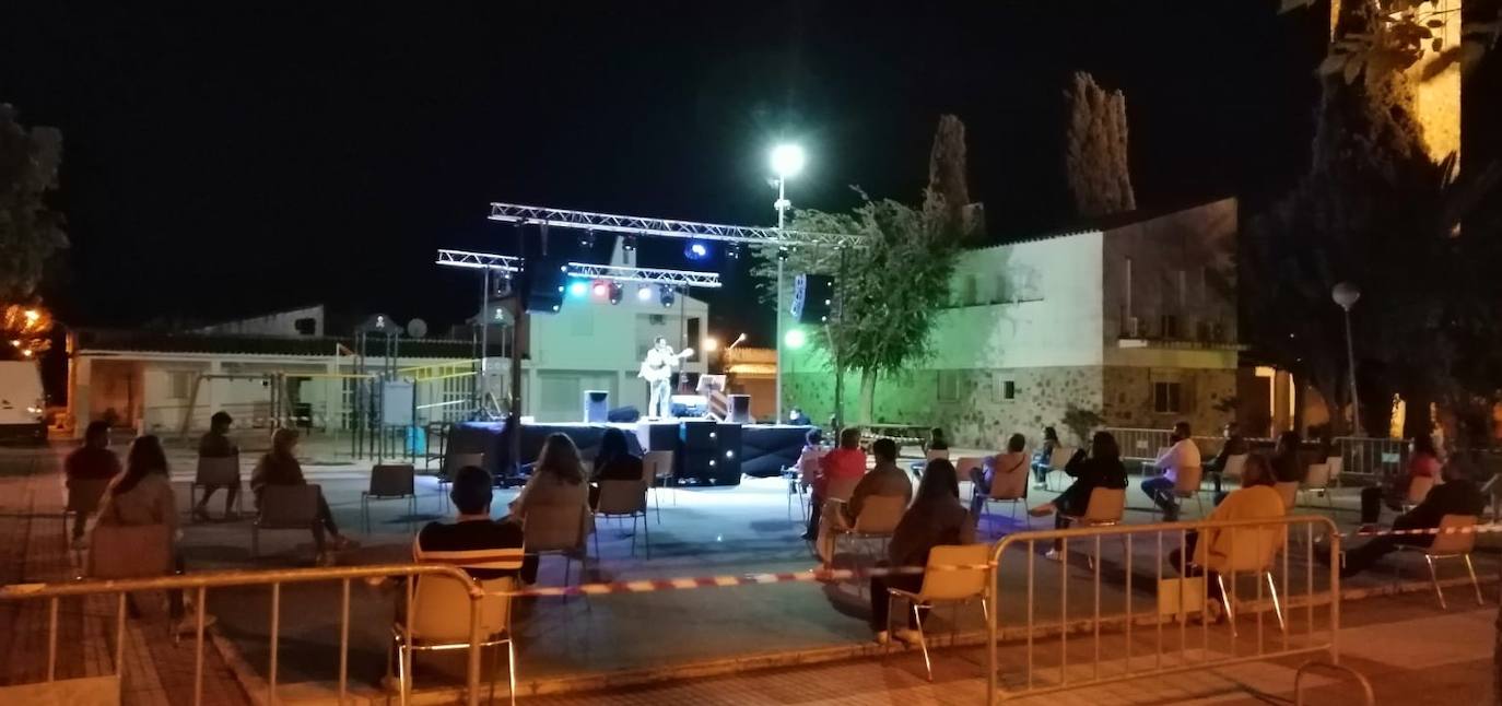 Gymkanas, juegos tradicionales, concursos de lanzamiento de anillas para pequeños y mayores, torneo de petanca y el concierto de Aurelio Gallardo han hecho que los alonseños disfruten de sus fiestas patronales de una forma diferente. 