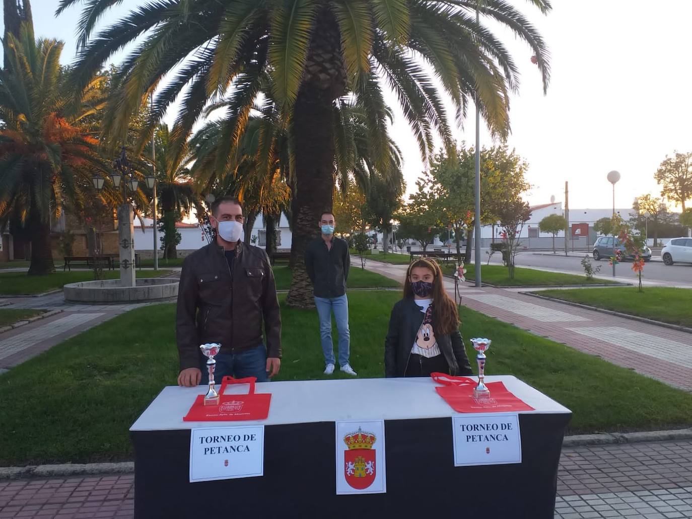Gymkanas, juegos tradicionales, concursos de lanzamiento de anillas para pequeños y mayores, torneo de petanca y el concierto de Aurelio Gallardo han hecho que los alonseños disfruten de sus fiestas patronales de una forma diferente. 