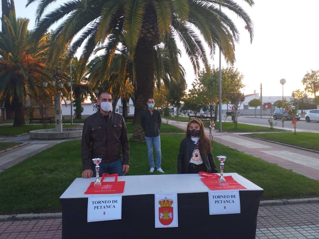 Gymkanas, juegos tradicionales, concursos de lanzamiento de anillas para pequeños y mayores, torneo de petanca y el concierto de Aurelio Gallardo han hecho que los alonseños disfruten de sus fiestas patronales de una forma diferente. 