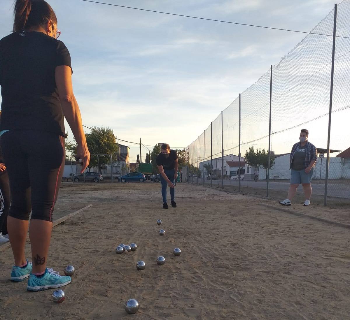 Gymkanas, juegos tradicionales, concursos de lanzamiento de anillas para pequeños y mayores, torneo de petanca y el concierto de Aurelio Gallardo han hecho que los alonseños disfruten de sus fiestas patronales de una forma diferente. 