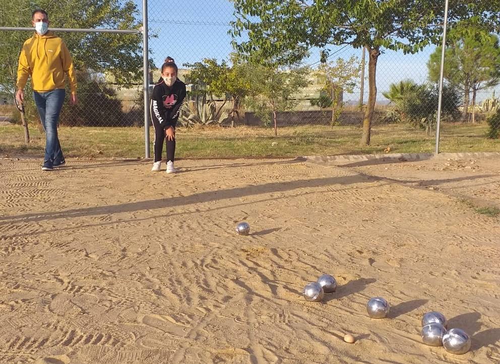 Gymkanas, juegos tradicionales, concursos de lanzamiento de anillas para pequeños y mayores, torneo de petanca y el concierto de Aurelio Gallardo han hecho que los alonseños disfruten de sus fiestas patronales de una forma diferente. 