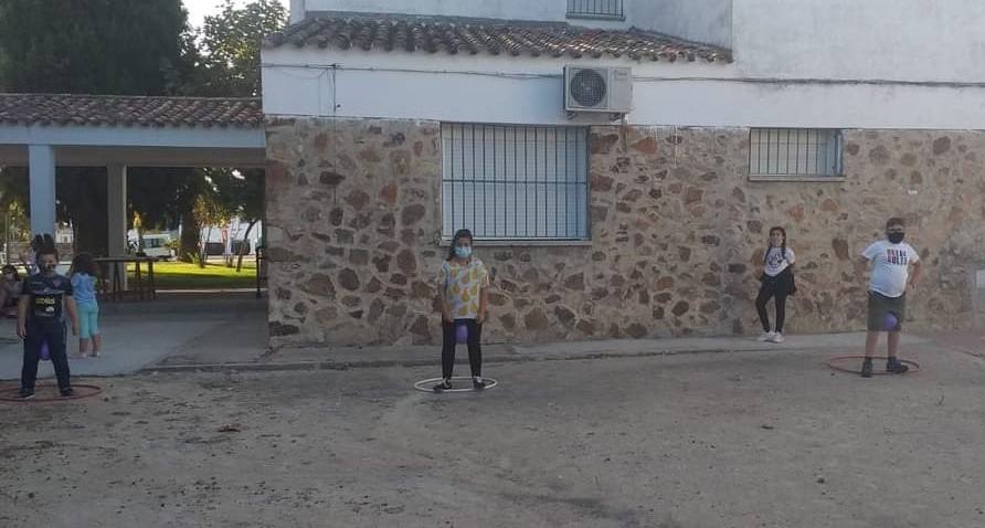 Gymkanas, juegos tradicionales, concursos de lanzamiento de anillas para pequeños y mayores, torneo de petanca y el concierto de Aurelio Gallardo han hecho que los alonseños disfruten de sus fiestas patronales de una forma diferente. 