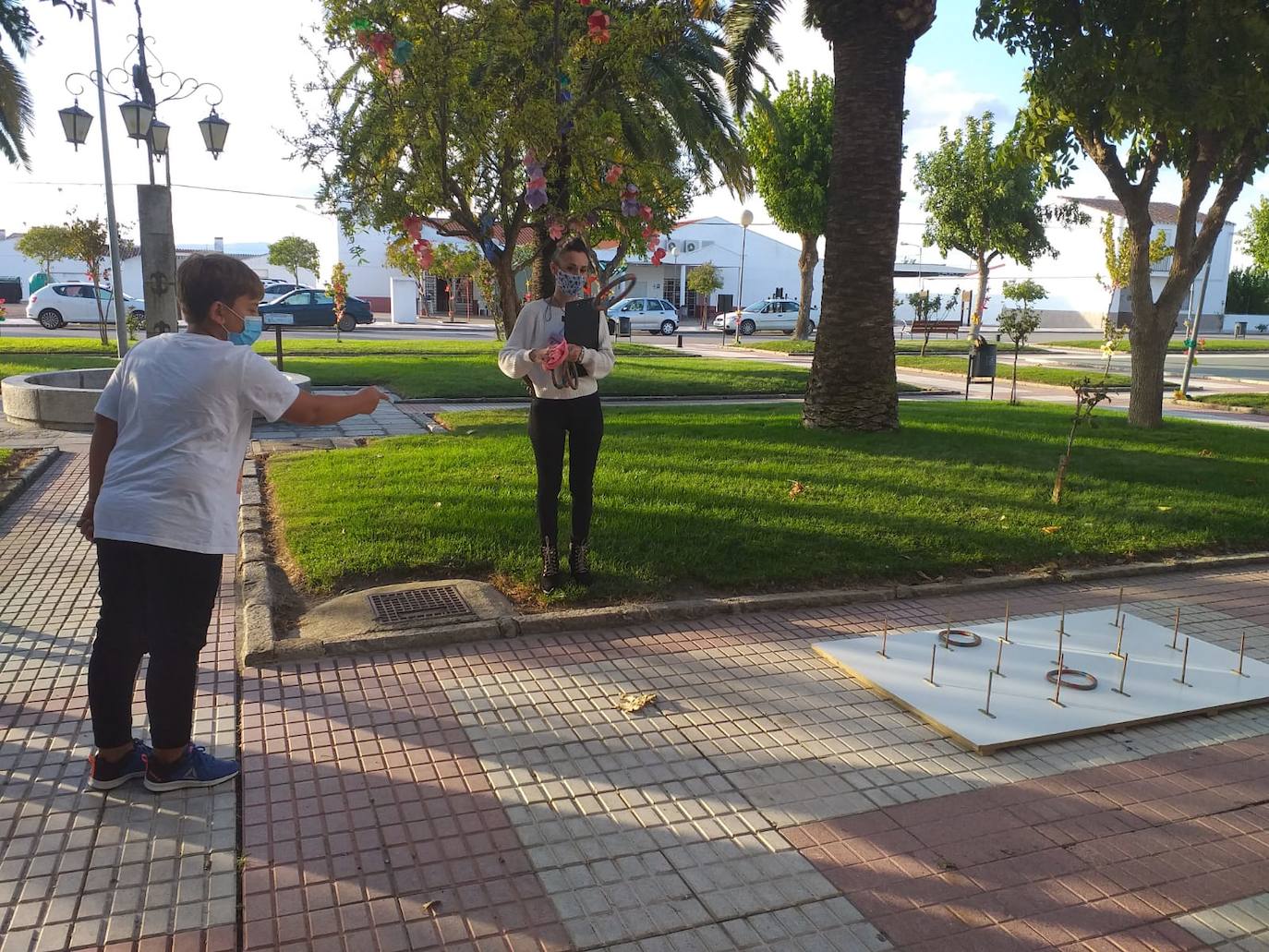 Gymkanas, juegos tradicionales, concursos de lanzamiento de anillas para pequeños y mayores, torneo de petanca y el concierto de Aurelio Gallardo han hecho que los alonseños disfruten de sus fiestas patronales de una forma diferente. 