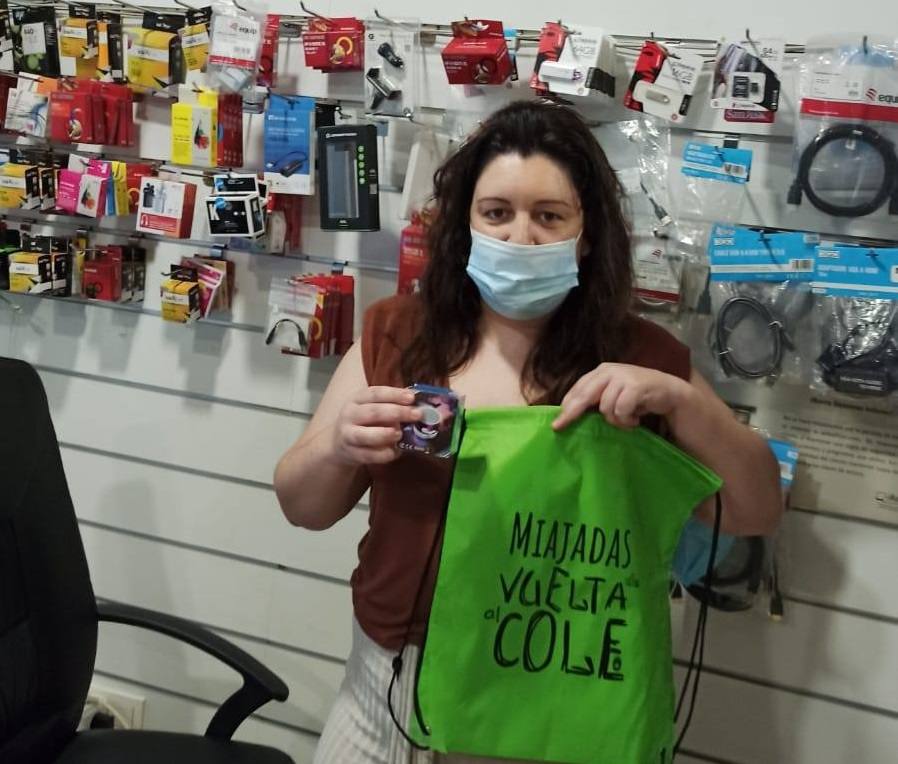 La campaña comercial 'Miajadas de vuelta al cole', celebrada del 1 al 30 de septiembre, ha regalado a los miajadeños 150 mochilas, 25 altavoces bluetooth, 10 kits escolares, un patín eléctrico Hoverboard, una tablet Samsung y, sobre todo, muchas sonrisas. El objetivo de la iniciativa, impulsada por la Concejalía de Comercio y Agencia de Empleo y Desarrollo Local del Ayuntamiento de Miajadas en colaboración con ACOMIC, ha sido motivar e incentivar a las familias a adquirir en la localidad todo lo que necesitan para la incorporación de sus hijos a las clases, al tiempo que promocionan el pequeño comercio. 
